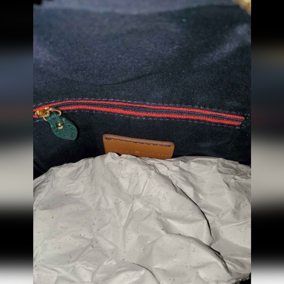 Tommy Hilfiger sling bag - Picture 3 of 4